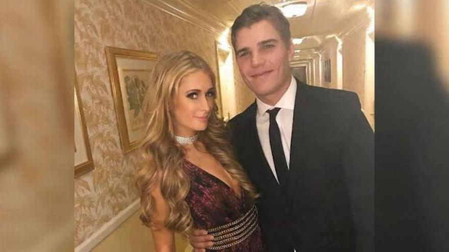 Paris Hilton sale con el actor Chris Zylka