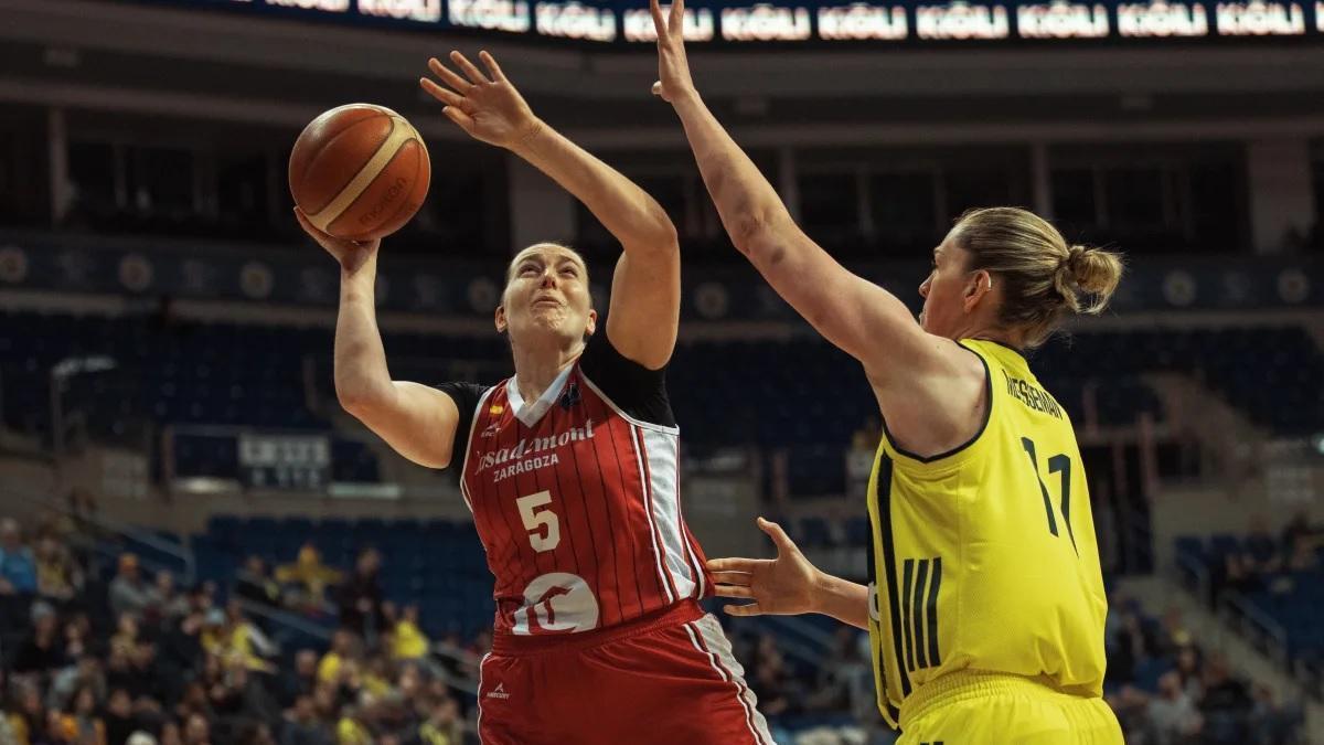 Hempe lanza a canasta ante la defensa de Meesseman durante el partido en Turquía.