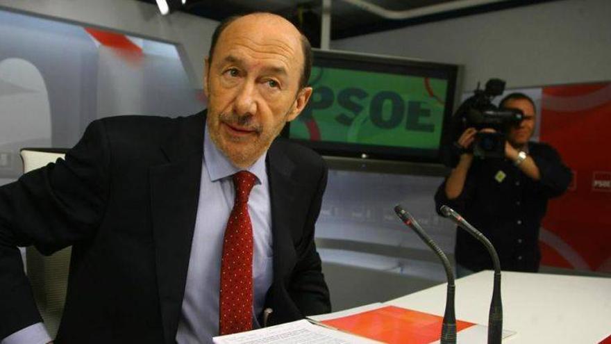 Rubalcaba busca &quot;apretar&quot; al Gobierno para que prorrogue la ayuda de los 400 euros