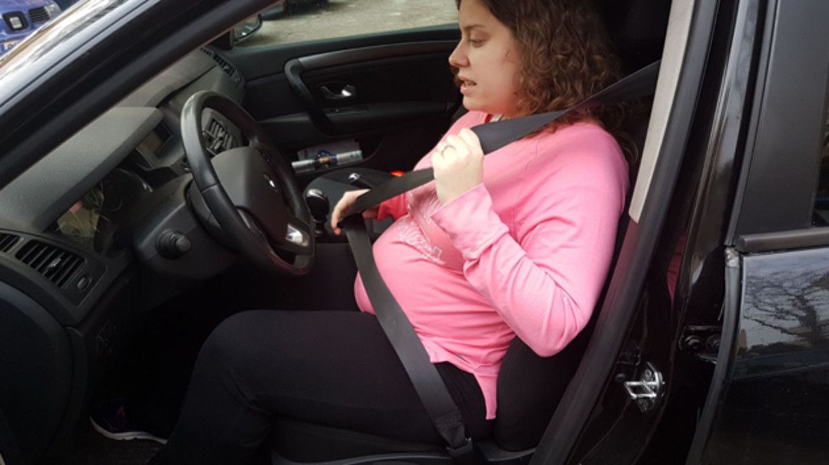 Así debes colocarte el cinturón de seguridad en el coche si estás embarazada