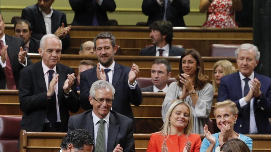 Ana Pastor rep els aplaudiments dels seus companys de partit en ser proclamada presidenta del Congrés · EFE