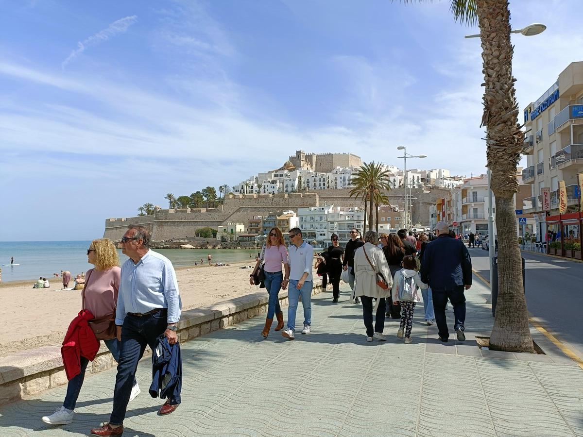 Imagen de archivo de turistas en Peñíscola durante la Semana Santa.