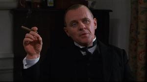 Anthony Hopkins en su papel de mayordomo en la película ’Lo que queda del día’. 