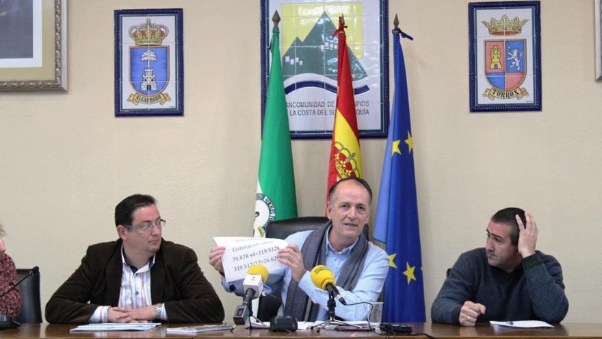 Raúl Peña, Juan Peñas y el alcalde de Almáchar, José Gámez (IU).