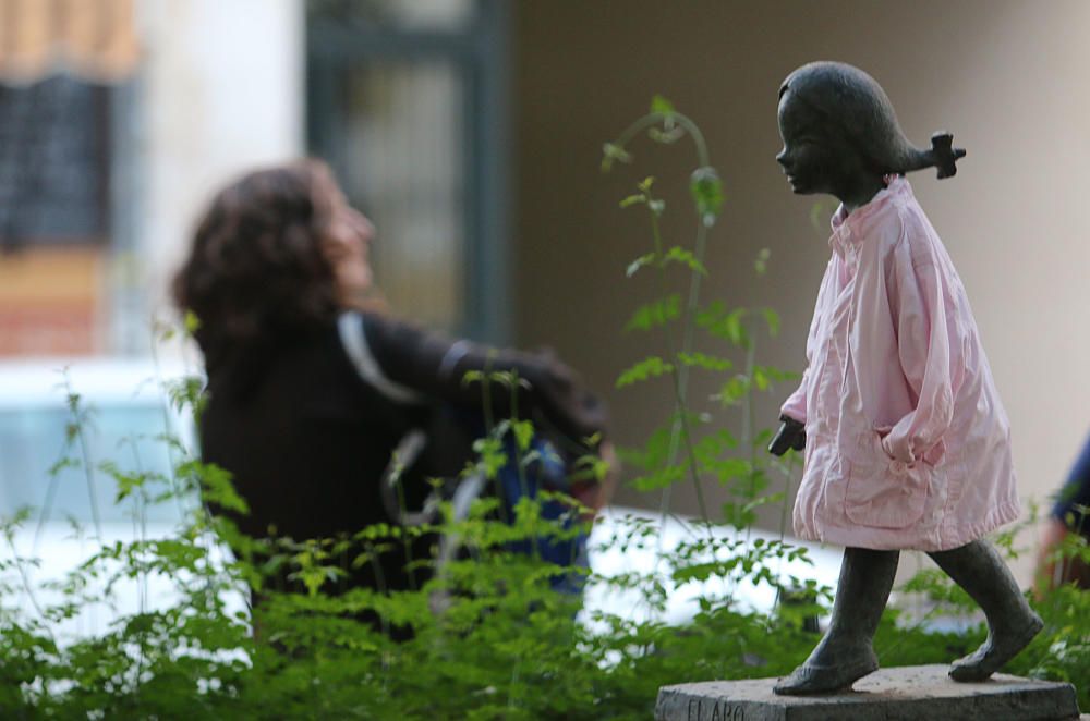 El pasado lunes las esculturas de niños del Jardín de los Monos amanecieron vestidas con modelos infantiles que parecían hechos para ellos