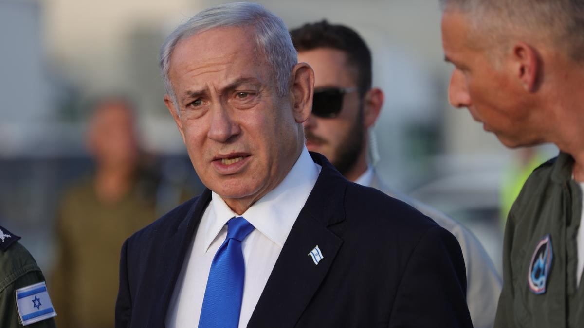 Fotografía de archivo en la que se registró al primer ministro de Israel, Benjamín Netanyahu, en la base aérea militar de Rishon Lezion (Israel).
