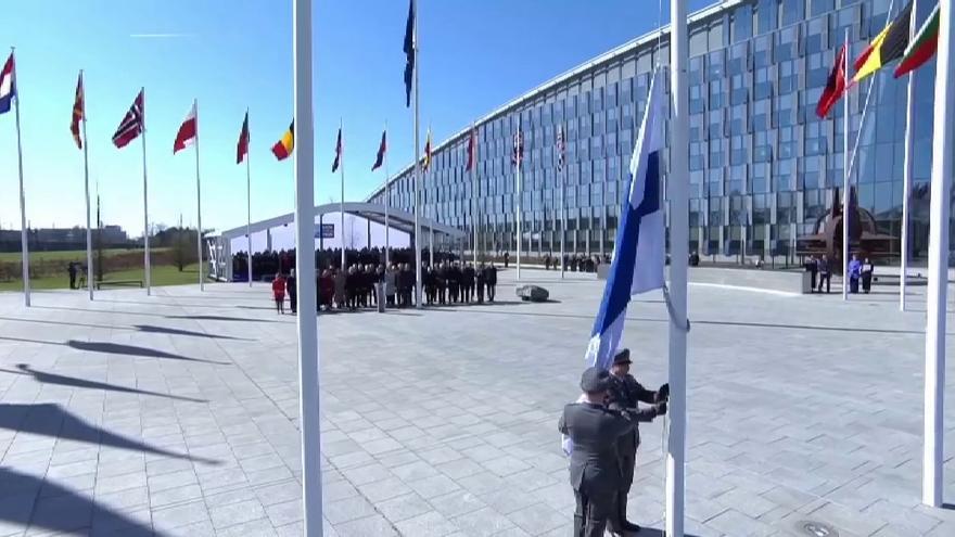 Albares acude al acto de izado de la bandera de Finlandia en la sede de la OTAN
