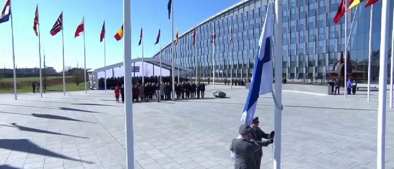 Izado de la bandera de Finlandia en la sede de la OTAN