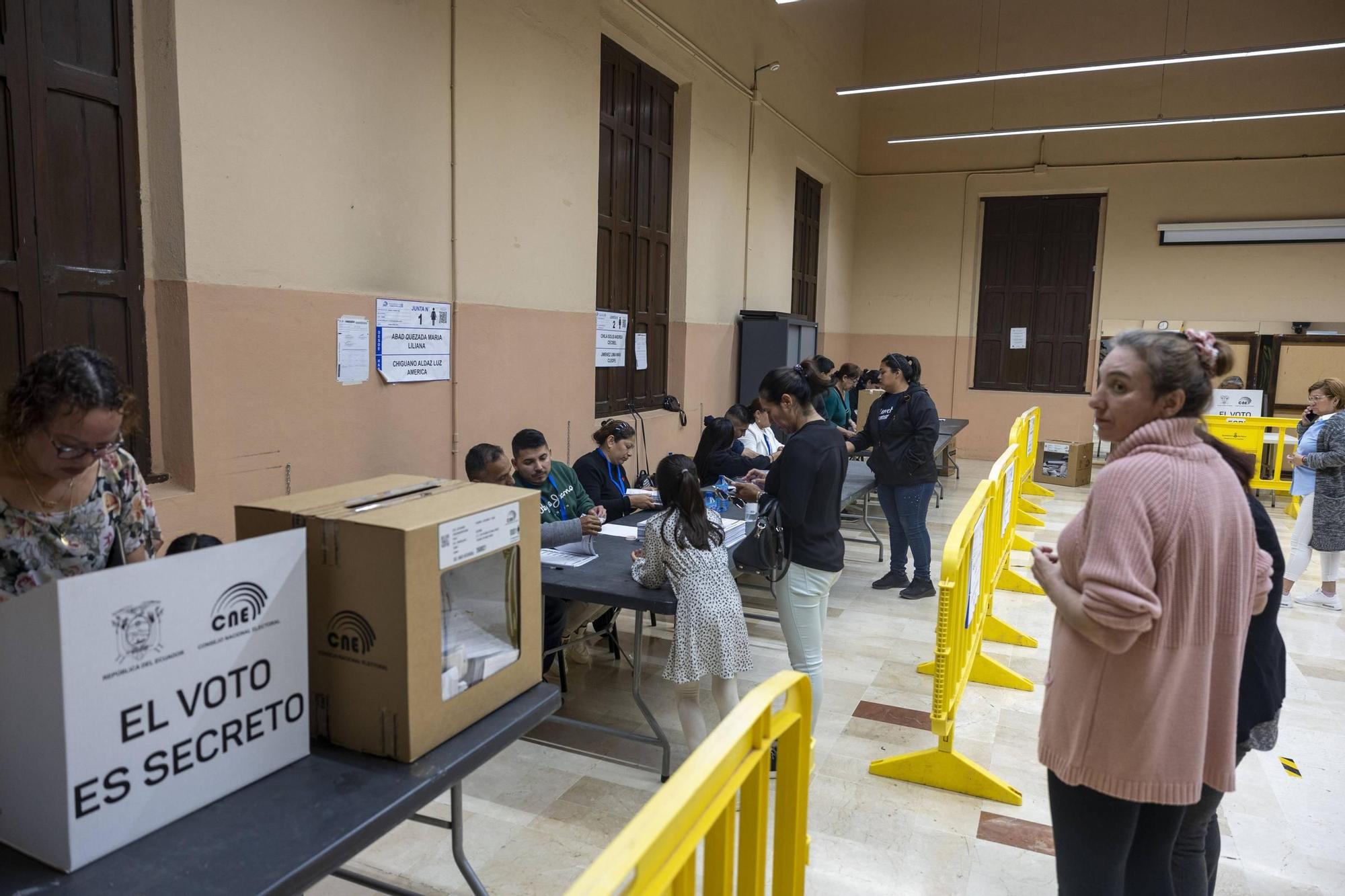 Los ecuatorianos residentes en Baleares acuden a votar en el referéndum por la seguridad y el empleo