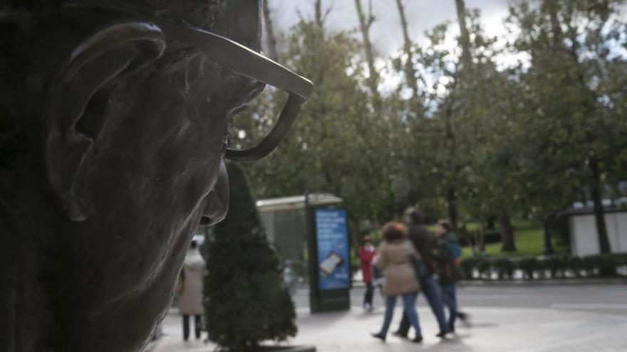 La estatua, en el centro de Oviedo. // M. López