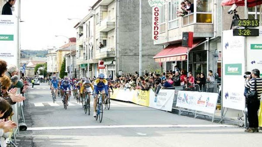 Mora cruza en primer lugar la línea de meta de Cuntis.