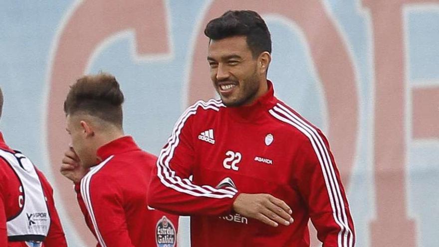 Gustavo Cabral sonríe, durante en entrenamiento de ayer en A Madroa. // Adrián Irago