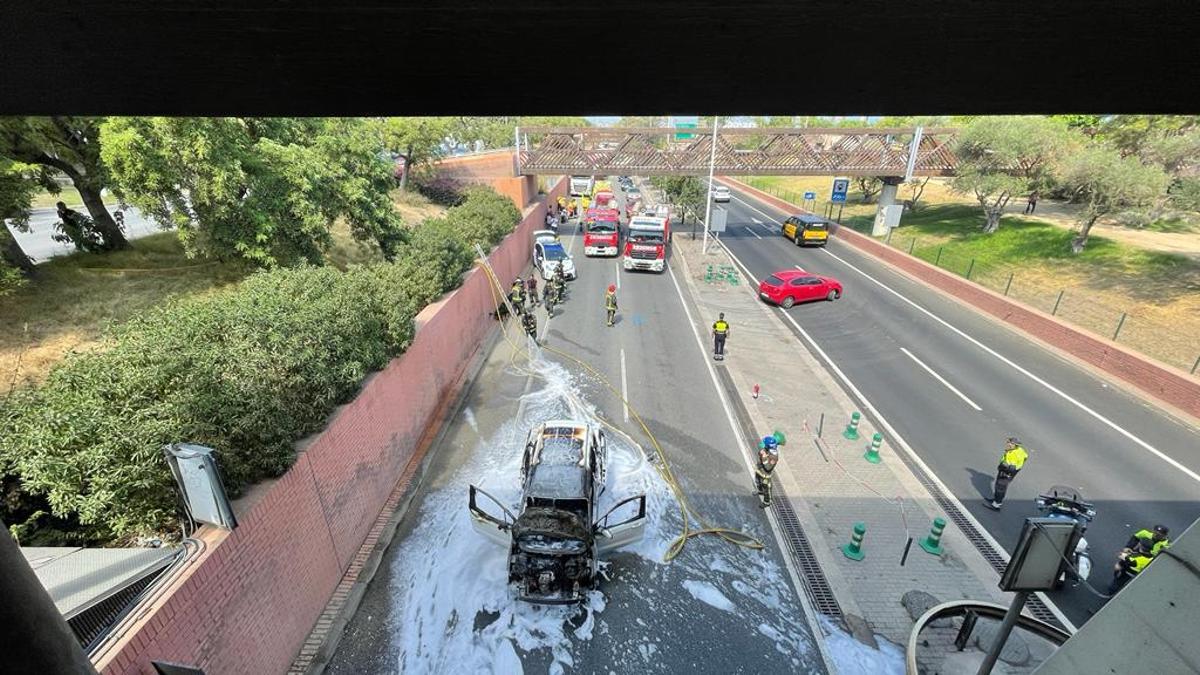 L’incendi d’un vehicle talla la Ronda Litoral a la Vila Olímpica