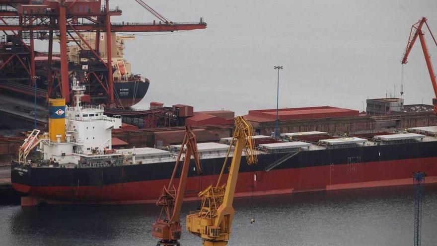 El &quot;Lowlands Kamsar&quot;, en el muelle Ingeniero Olano, con la primera escotilla por la derecha dañada.