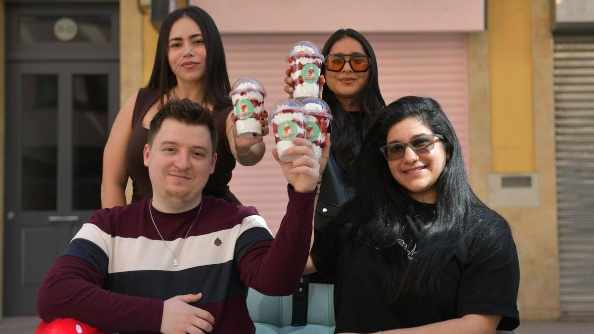 Aterriza en A Coruña el nuevo templo de las fresas con nata: "Estoy cumpliendo el sueño de mi novia"