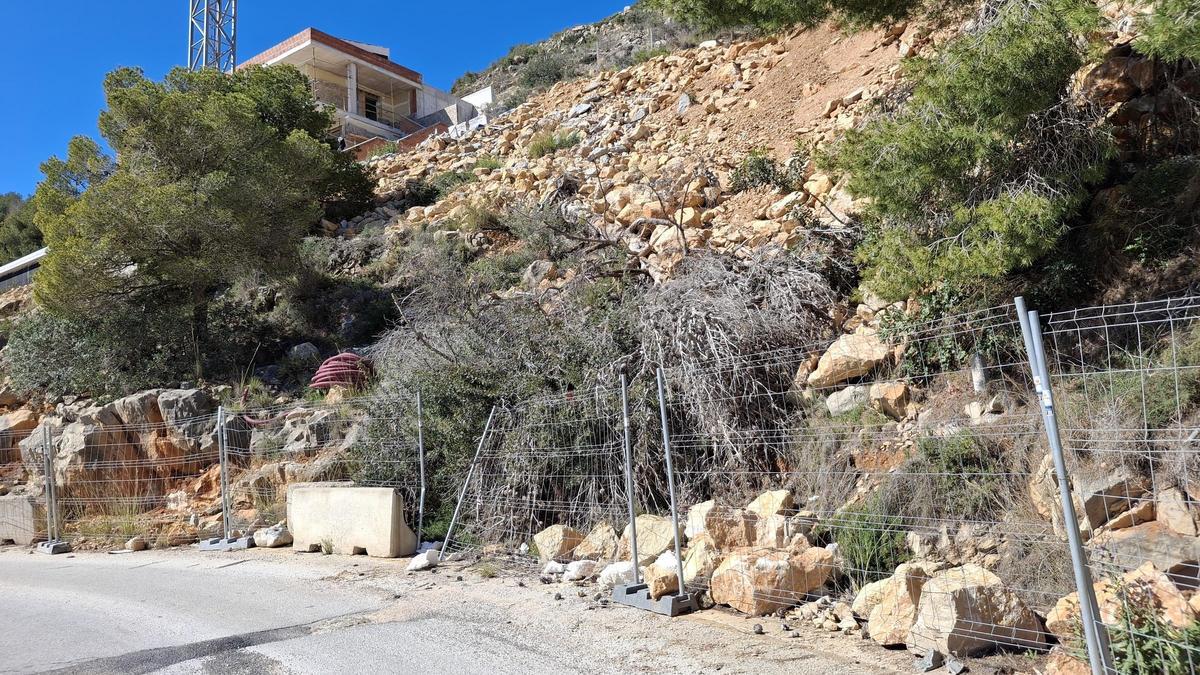 Rocas que han rodado ladera abajo y que han llegado a las vallas
