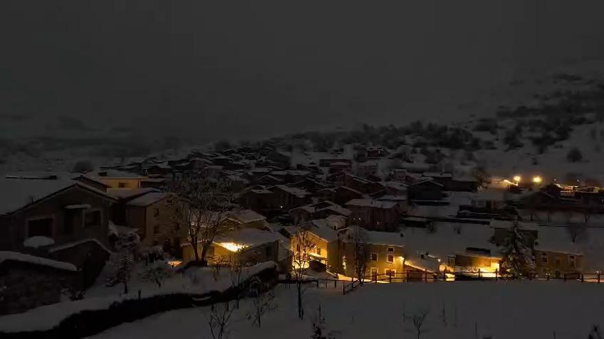 El anochecer de "cuento navideño" en un Pueblo Ejemplar de Asturias: Sotres se cubre de blanco con el primer temporal del otoño