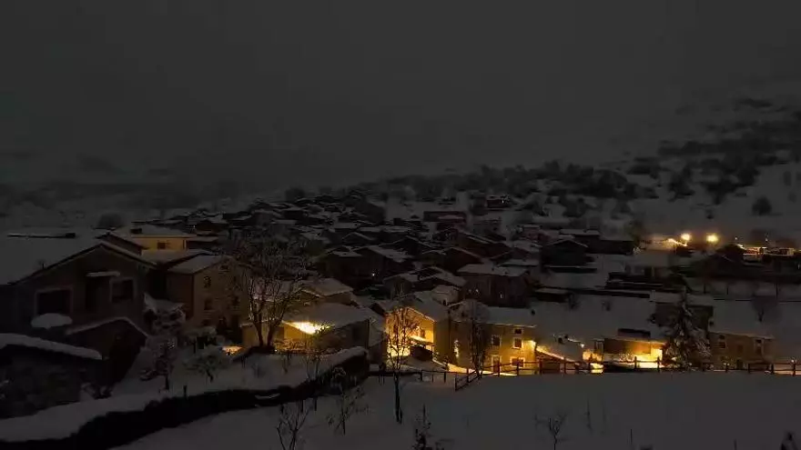 El anochecer de "cuento navideño" en un Pueblo Ejemplar de Asturias: Sotres se cubre de blanco con el primer temporal del otoño