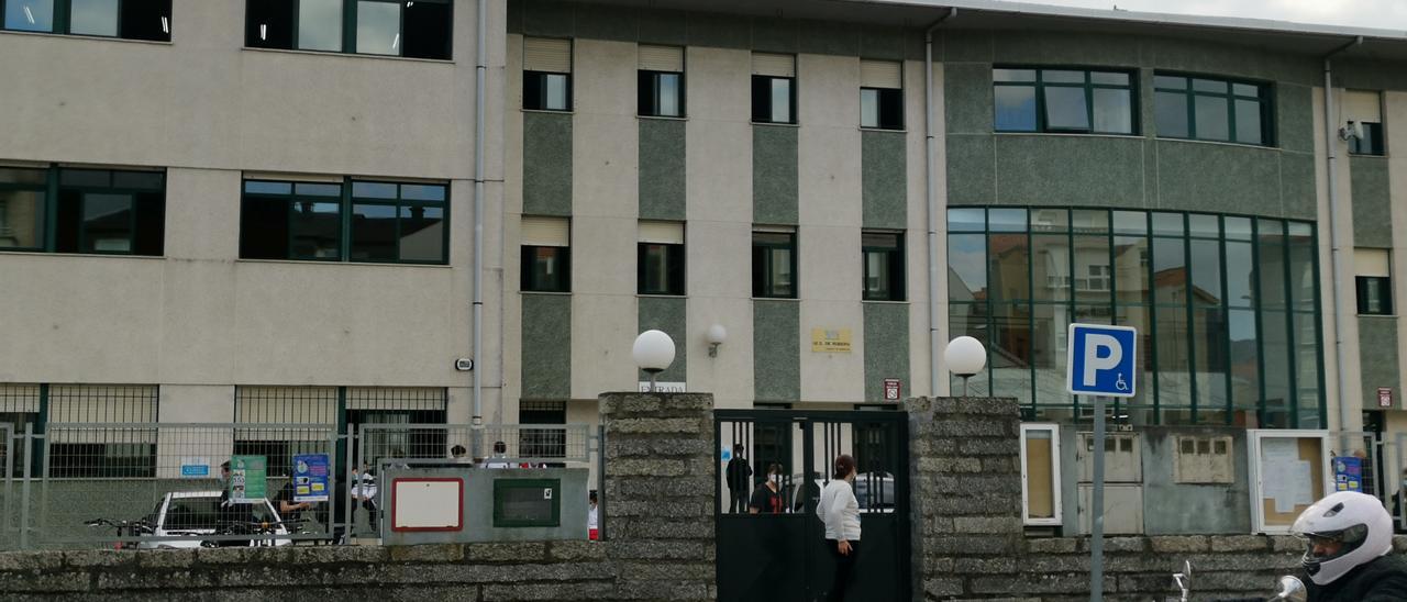 Alumnado en el patio del instituto de Rodeira, en Cangas. / S.A.