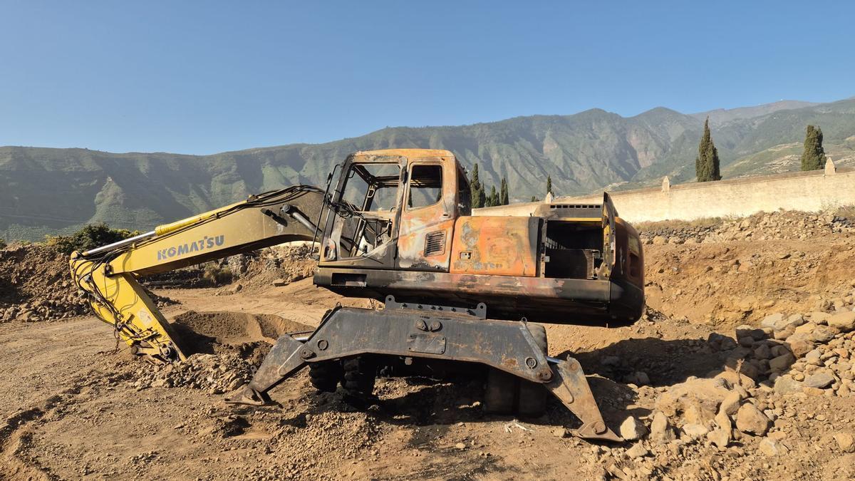Imágenes de los dos autores del incendio de una máquina retroexcavadora en Tenerife
