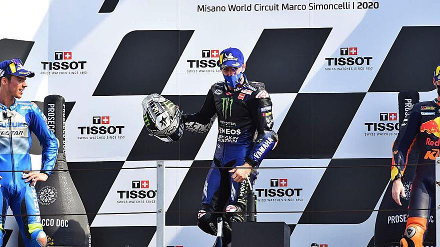 Maverick Viñales, en el centro de la imagen, celebra su triunfo ayer en el GP Emilia-Romaña. | Reuters