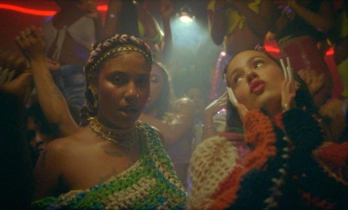 Tokischa y Rosalía en el videoclip de 'Linda'