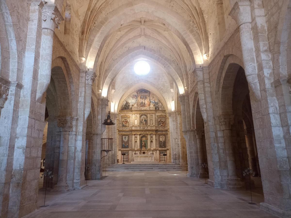 Vista del interior de la imponente iglesia del Monasterio de Santa María la Real de Sacramenia.
