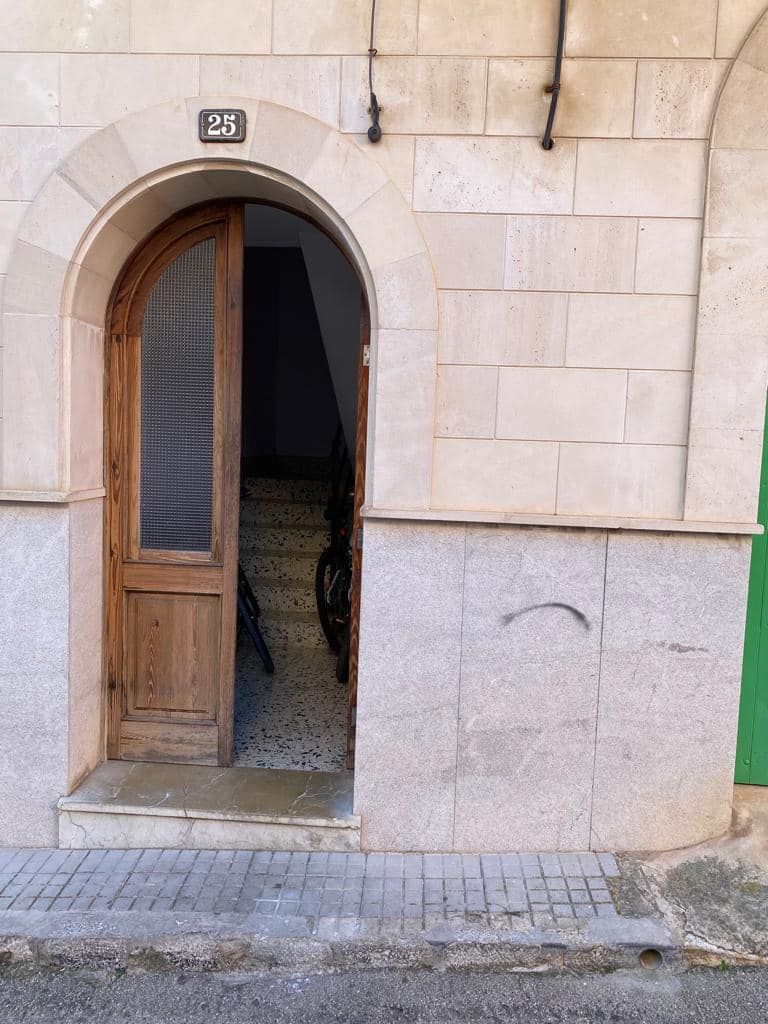 La Policía Local de Alcúdia pide ayuda para identificar al autor de varias pintadas en la muralla