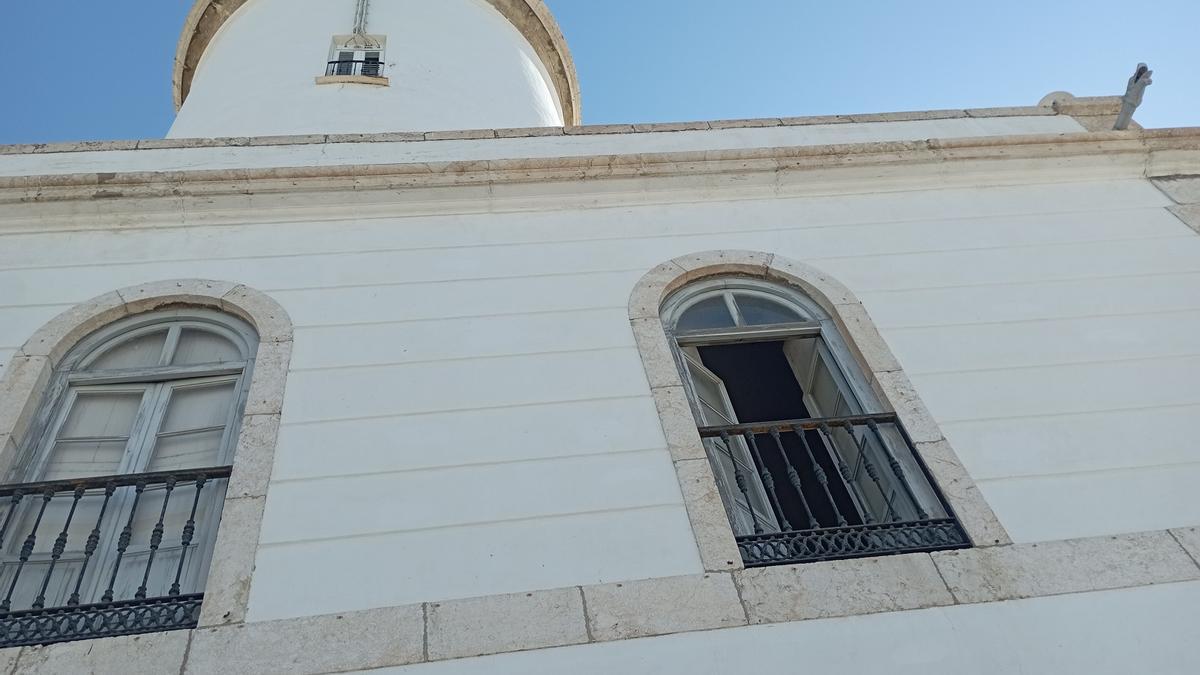 Una de las ventanas de la Farola, el pasado lunes, abierta de par en par.