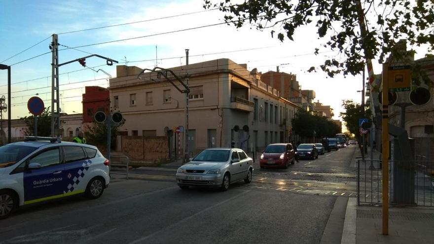 La Guàrdia Urbana de Figueres dirigint el trànsit al pas a nivell dels Fossos aquest matí, després que s&#039;hagi trencat la barrera.