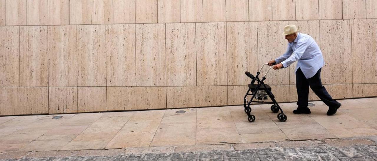 Un anciano camina por una calle de Alicante, en una imagen de archivo.