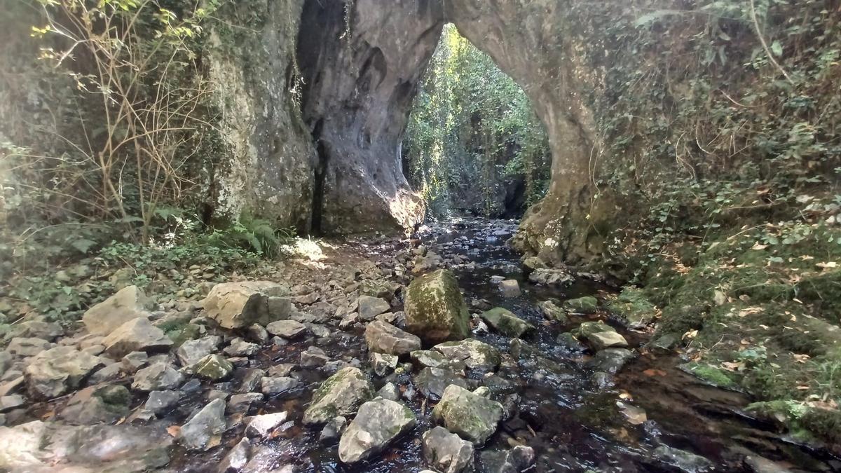 Vista del paisaje kárstico de Los Covarones.