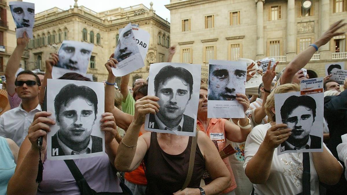 Homenaje a Miguel Ángel Blanco en la plaza Sant Jaume de Barcelona el 12 de julio del 2006, 9 años después del asesinato del concejal de Ermua