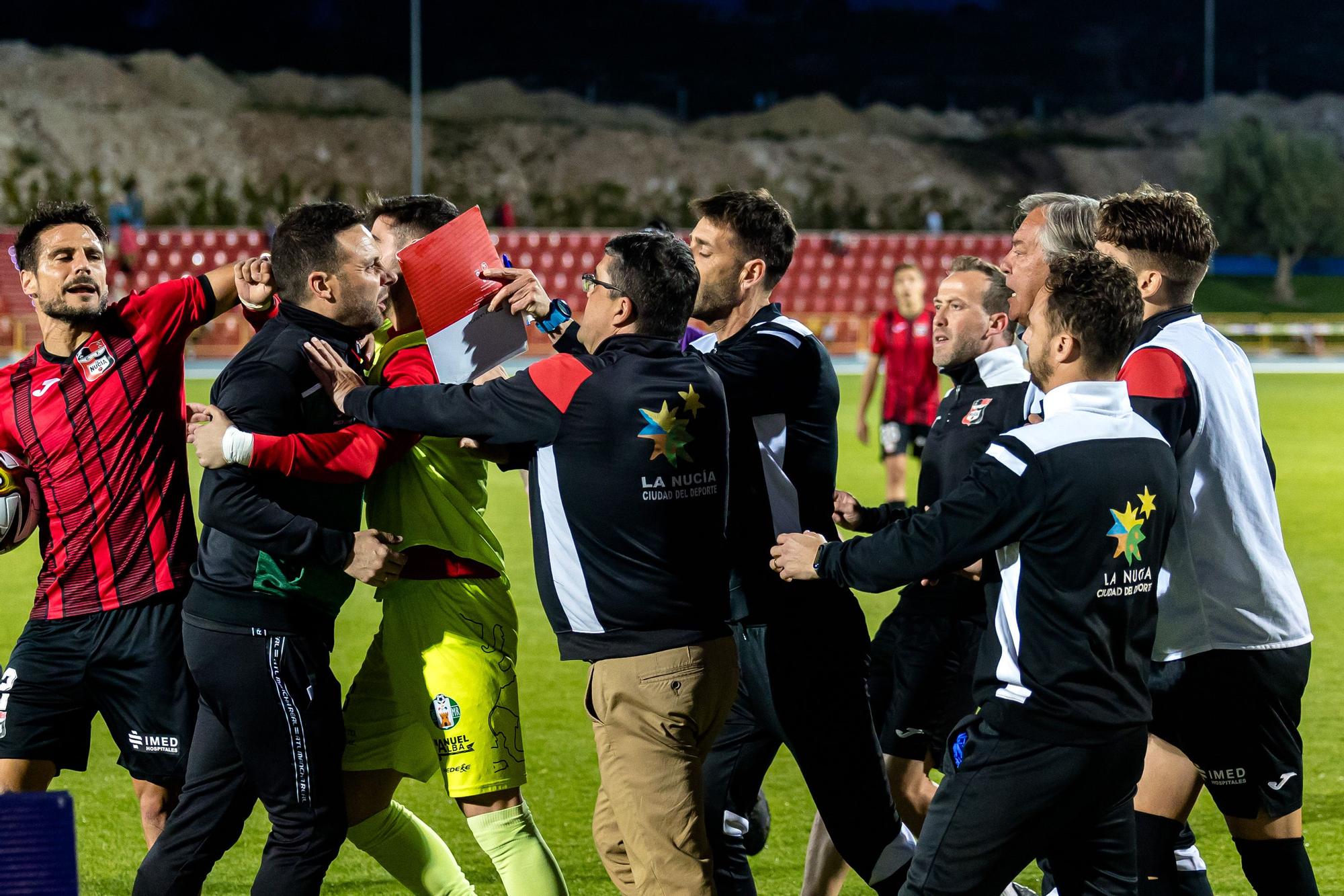 La Nucía deja escapar la victoria con un gol en el 99’. El árbitro sale escoltado tras una tangana final