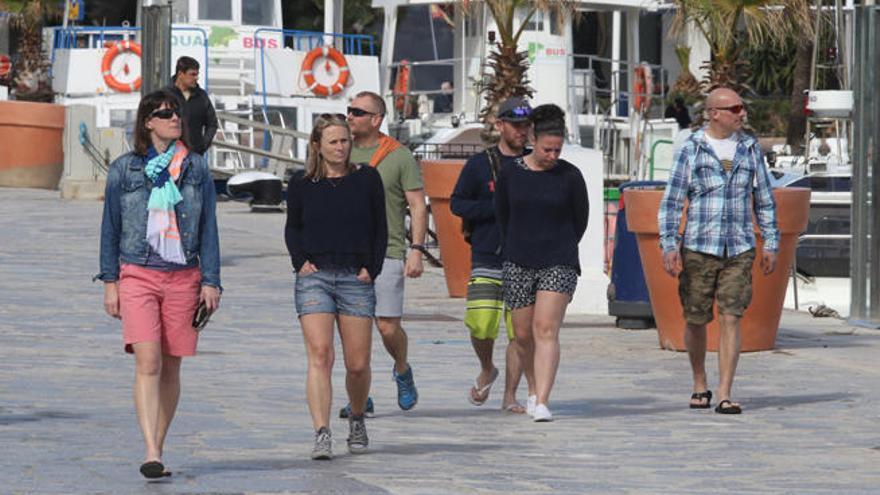 Turistas paseando ayer por la zona del puerto de Ibiza.