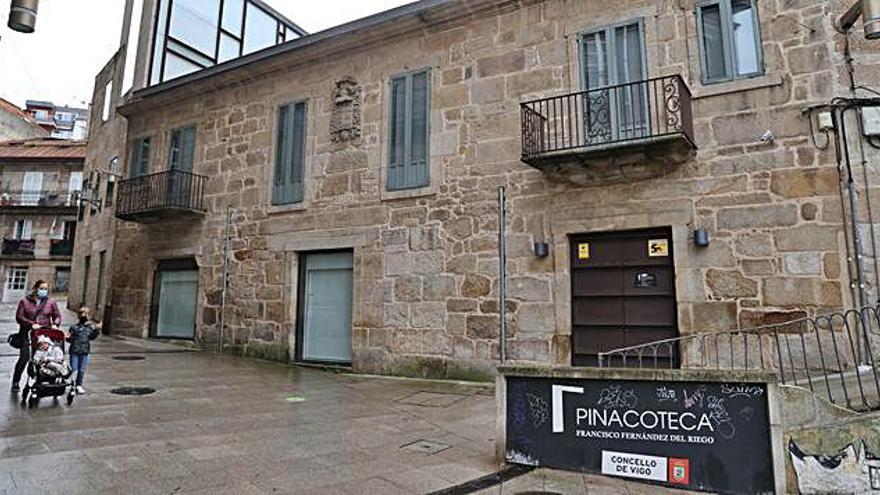 Desde 2011 el entorno de Porta do Sol acoge la Pinacoteca Fernández del Riego, instalada en un edificio histórico de Abeleira Menéndez.