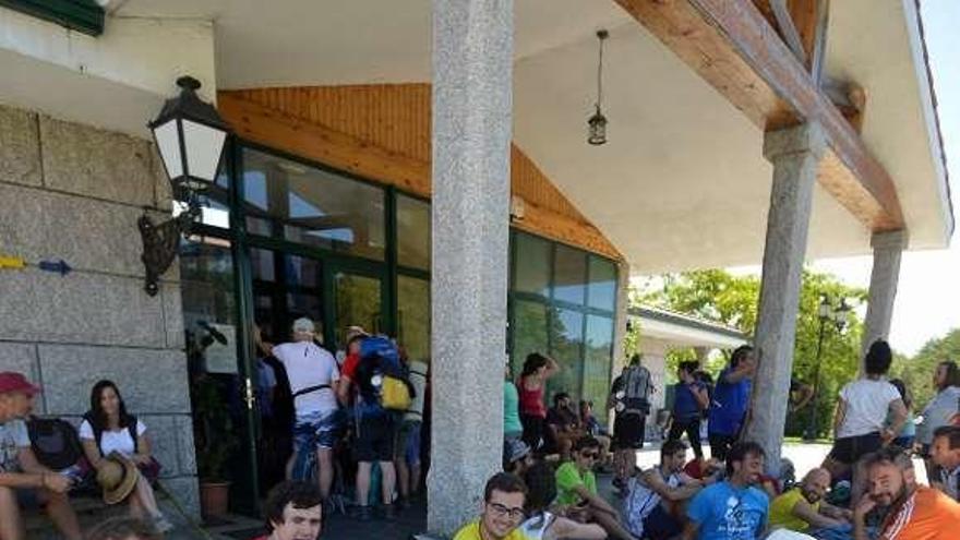 Peregrinos ante el albergue ubicado en la calle Otero Pedrayo.