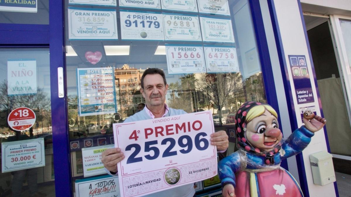 Pepe Imbernón, de 'L' Agustinica' en Murcia, con el cartel del cuarto premio.
