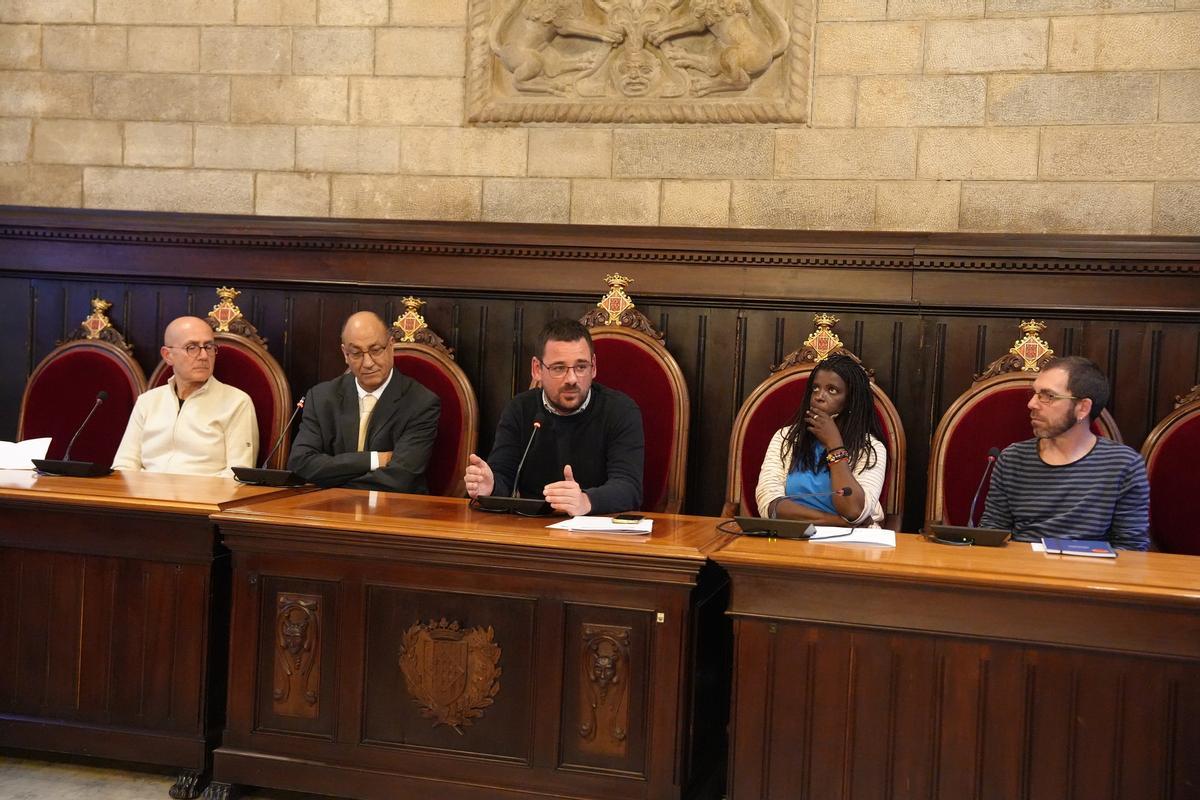 D’esquerra a dreta: Josep Vila Subirós; Mohamed Salem Ahmed Laabeid; l’alcalde Lluc Salellas i Vilar; la regidora Amy Sabaly, i Àngel Vàzquez.