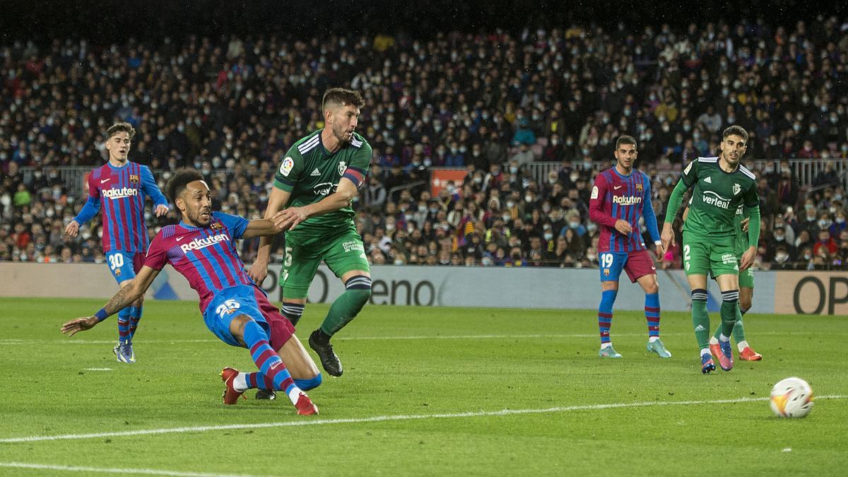 Aubameyang se estira para anticiparse a David García y anotar el tercer gol ante Osasuna