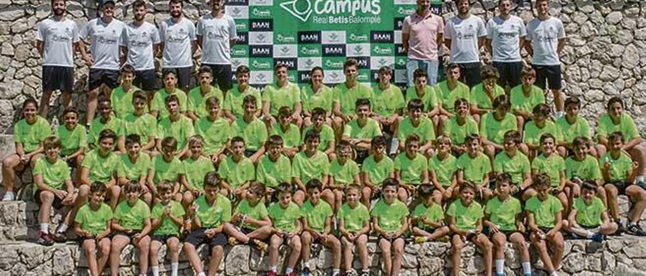 Integrantes del Campus Real Betis Balompié que se ha celebrado en Selva.