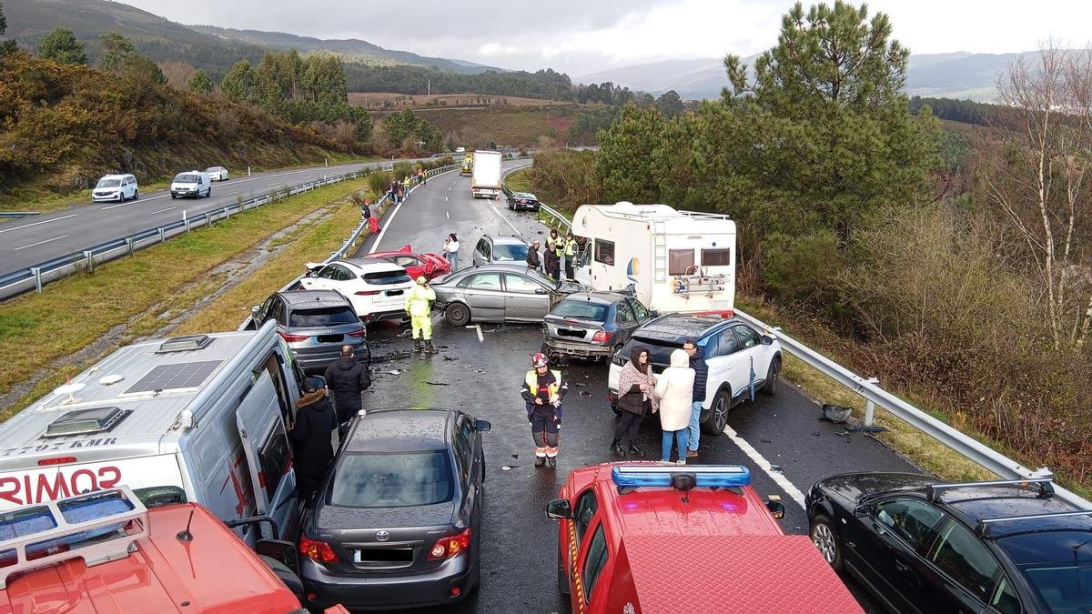 Un accidente múltiple con más de una decena de coches colapsa la A-52 en A Cañiza.