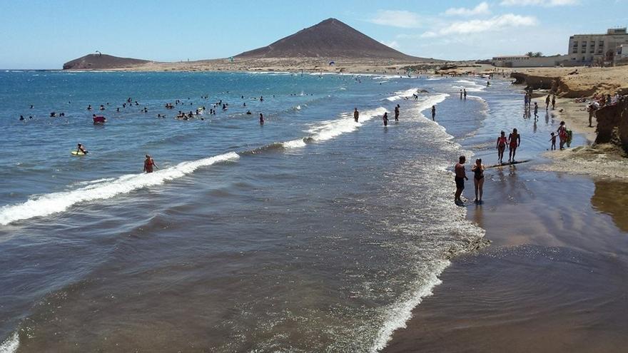 El Médano acoge una acción de protesta contra los vertidos de aguas residuales