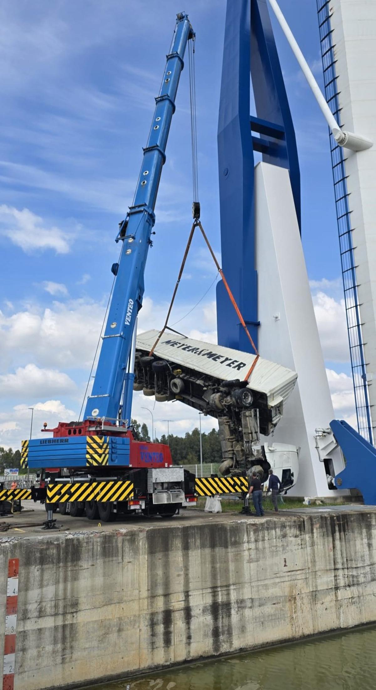 Rescate del camión caído este sábado a la esclusa del Puerto de Sevilla