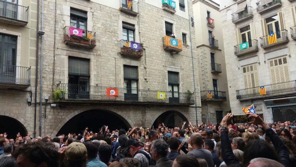 Concentració de rebuig de les actuacions policials de l'1-O a la plaça del Vi