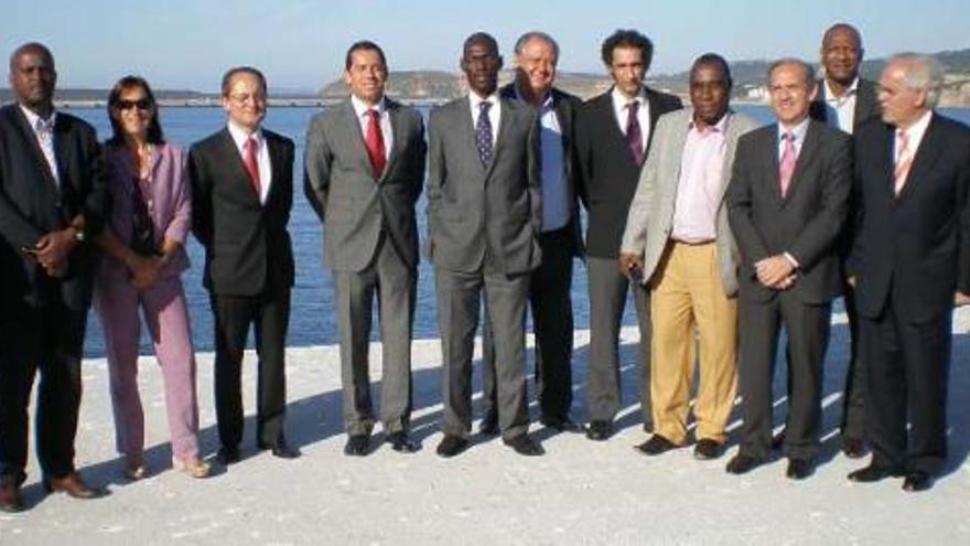 La delegación guineana, con los representantes portuarios y empresariales coruñeses, en Langosteira. / l. o.
