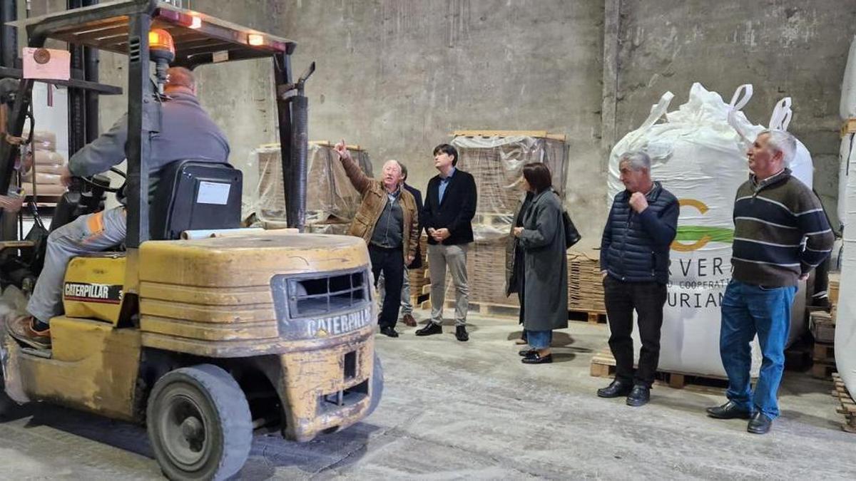 El consejero Borja Sánchez durante una visita a la cooperativa Valcor el año pasado.