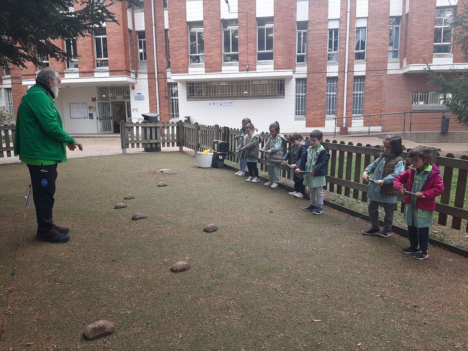Los niños del Arregui celebran el magüestu con música y juegos tradicionales