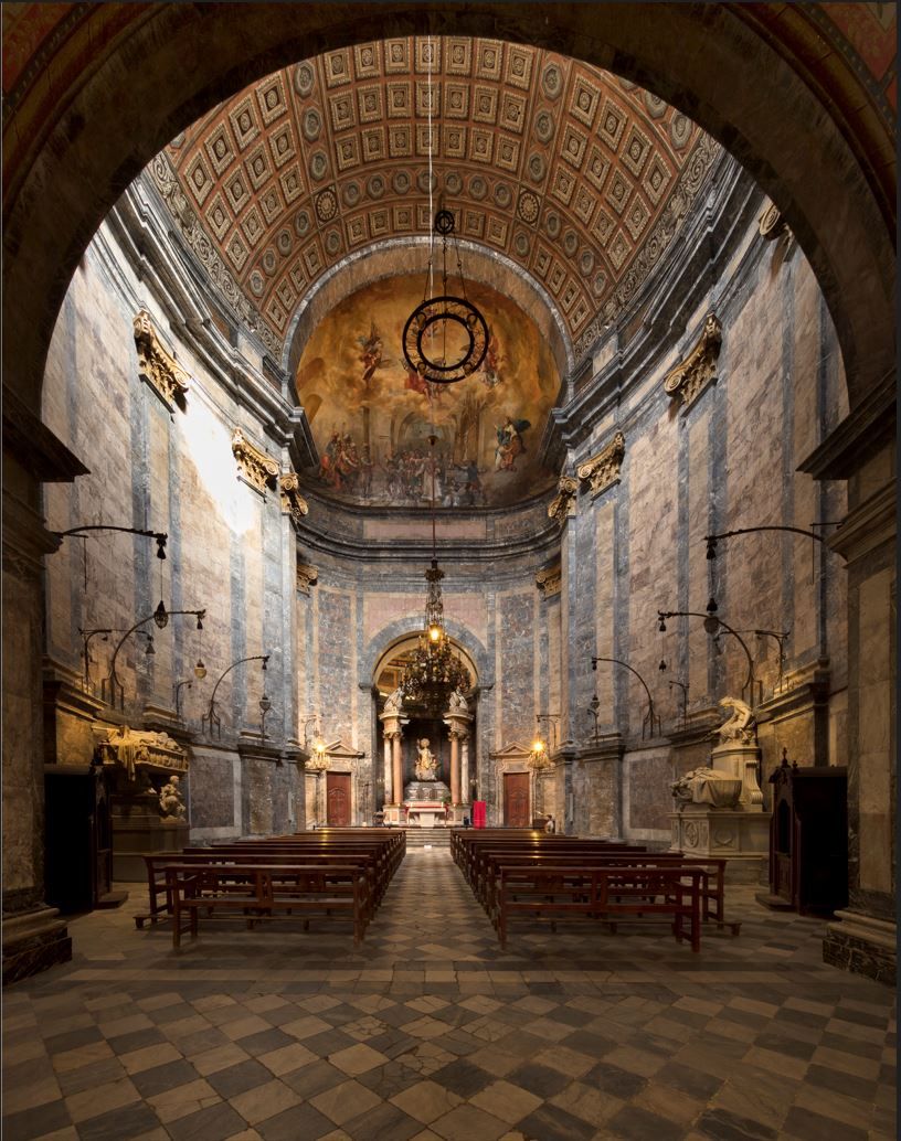 L'interior de l'església de Sant Feliu.