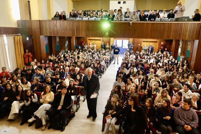 Julian Barnes acerca la literatura a los estudiantes asturianos: "Encontraba en los libros más verdad que en la vida que estaba viviendo"